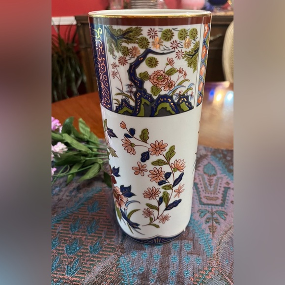 White Modernist Rippled or Crocodile Textured 11” Vase or Decor - Picture 3 of 11